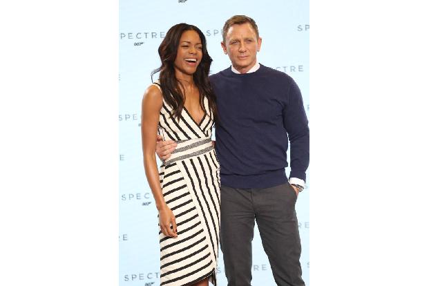 ...für Craig mit den Hüften wackeln. In der Rolle der Sekretärin Moneypenny wird wieder die 38-jährige Britin Naomie Harris ...