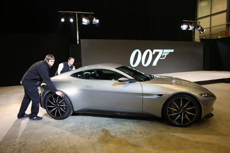 ...auch ein schneller Flitzer nicht fehlen - und auch hier dürfen sich die Fans auf einen alten Bekannten freuen: der Aston ...