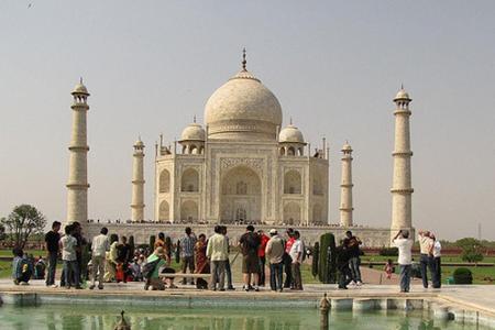Das Taj Mahal ist eines der Weltwunder und ein Symbol der Liebe