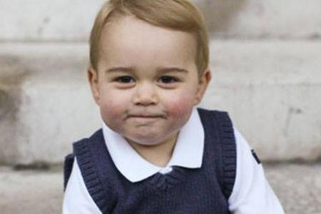 Prinz George bei seinem ersten offiziellen Fotoshooting auf den Stufen des Kensington Palastes Prinz George bei seinem ersten offiziellen Fotoshooting auf den Stufen des Kensington Palastes