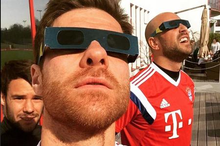 FC Bayern-Star Xabi Alonso (vorne) beobachtet mit Kollegen die Sonnenfinsternis