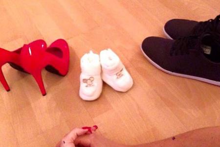 Daniela Katzenberger und Lucas Cordalis haben schon Schuhe fürs Baby