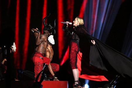 Der Moment, kurz bevor Madonna von der Bühne gerissen wird Der Moment, kurz bevor Madonna von der Bühne gerissen wird