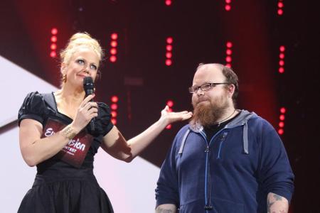 Andreas Kümmert beim ESC-Vorentscheid mit Moderatorin Barbara Schöneberger Andreas Kümmert beim ESC-Vorentscheid mit Moderatorin Barbara Schöneberger