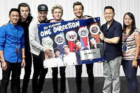 Liam Payne deckt auf dem Plakat das Gesicht vom abgereisten Band-Kollegen Zayn Malik ab