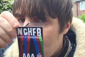 Stolz hält Liam Gallagher seinen "Access All Areas"-Pass in die Höhe