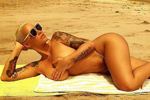 Amber Rose rekelt sich fast nackt am Strand