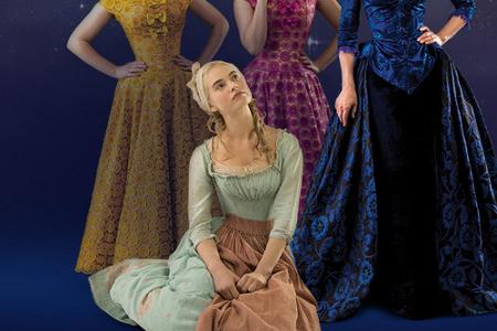 Unterjocht von ihrer Stief-Familie muss Cinderella im Dreck schlafen