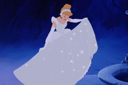 Von einer guten Fee bekommt Cinderella auch bei Disneys Zeichentrick-Version ein wunderschönes Kleid geschenkt
