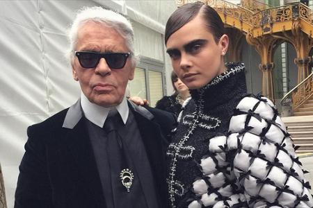 Ernster Blick bei Model und Designer: Cara Delevingne posiert mit Karl Lagerfeld