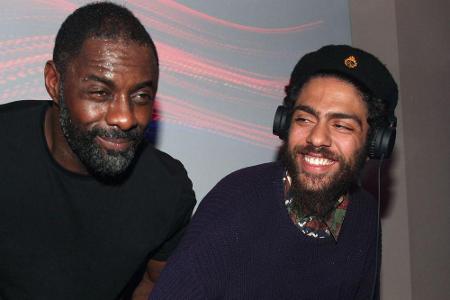 Verschwitzt, aber gut gelaunt: Idris Elba (l.) und Noah Becker am DJ-Pult