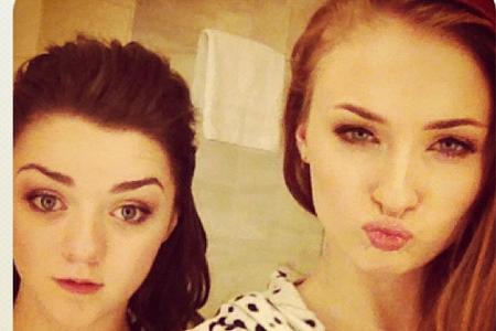 Sophie Turner (r.) und Maisie Williams