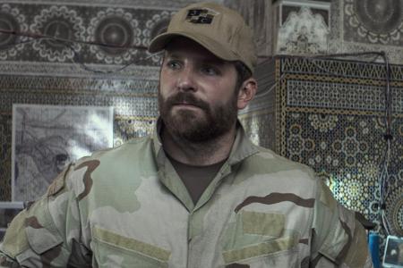 U.S. Navy SEAL Chris Kyle (Bradley Cooper) erlebt die Schrecken des Kriegs hautnah mit