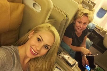 Ab nach Australien: Angelina Heger und ihre Mutter im Flugzeug