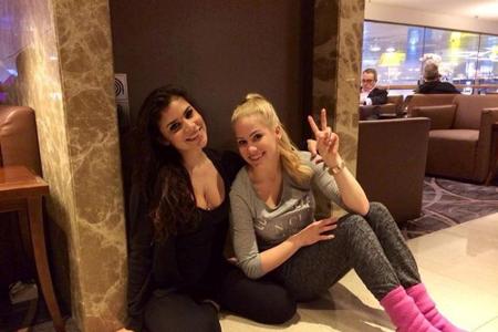 Eine etwas sonderbare Form der Abenteuerlust bei Tanja Tischewitsch (l.) und Angelina Heger