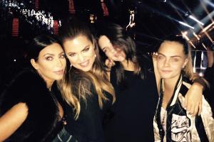 Kim Kardashian (l.), Khloe Kardashian, Kendall Jenner und Cara Delevingne vereint