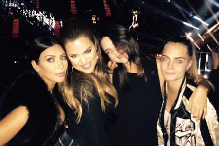 Kim Kardashian (l.), Khloe Kardashian, Kendall Jenner und Cara Delevingne vereint Kim Kardashian (l.), Khloe Kardashian, Kendall Jenner und Cara Delevingne vereint
