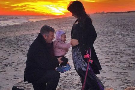 Familienglück am Strand: Alec Baldwin mit Tochter Carmen, die den Bauch der schwangeren Mutter streichelt Familienglück am Strand: Alec Baldwin mit Tochter Carmen, die den Bauch der schwangeren Mutter streichelt