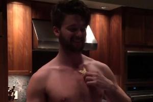 Fast der Papa: Patrick Schwarzenegger zeigt sexy Body