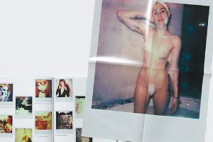 Miley Cyrus nackt - im Badeanzug aus Schaum