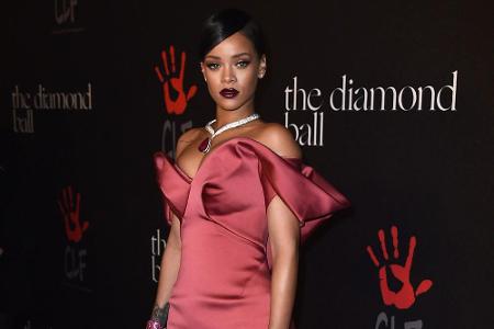 Rihanna trägt Marsala ganz elegant