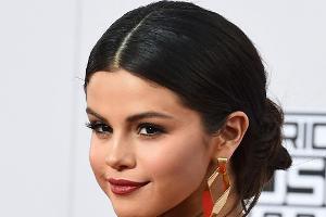 Böser Fauxpas in Moschee: Selena Gomez zeigt Knöchel