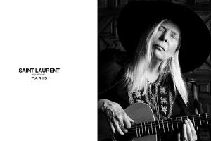 Mit 71 Jahren: Joni Mitchell modelt für Saint Laurent