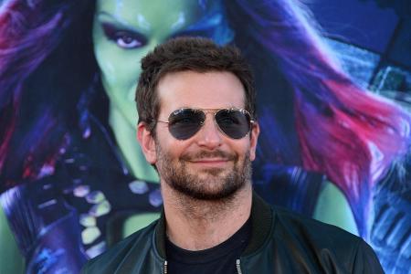 Getönte Gläser, goldener Rahmen: Hollywood-Star Bradley Cooper gibt mit seiner Pilotenbrille von Ray-Ban den Trend für die k...