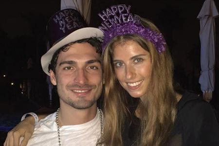 Cathy Fischer eng umschlungen mit Freund Mats Hummels