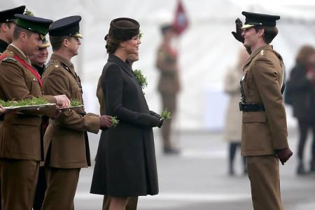 ...Tag zuvor reiste sie ins englische Städtchen Aldershot. Dort nahm sie am St. Patricks Day an einer feierlichen Parade tei...