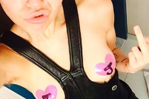 Miley Cyrus präsentiert ihr "Cheerleader"-Outfit