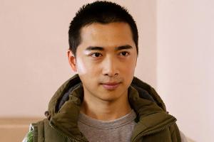 Aaron Le: "Kleiner Held" in Polizeiuniform