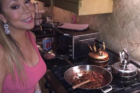 Mariah Carey präsentiert ihre Fähigkeiten als Köchin Mariah Carey präsentiert ihre Fähigkeiten als Köchin