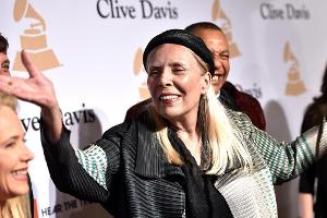Joni Mitchell nach Zusammenbruch "wohlauf"