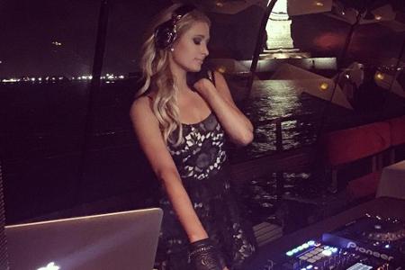 Schön am Teller: Paris Hilton sorgte am Dienstag auf einer Boots-Party von Karl Lagerfeld für Stimmung