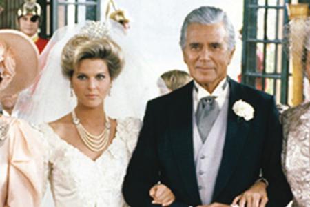 Catherine Oxenberg alias Amanda lässt von ihrem Vater zum Altar führen