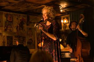 "Die abhandene Welt": Sophie (Katja Riemann) bei einem spontanen Auftritt in einer New Yorker Bar