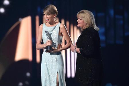 Taylor Swift (l.) und ihre Mutter Andrea strahlen bei den ACM Awards um die Wette