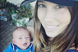 Stolz hat Justin Timberlake ein erstes Foto von Sohnemann Silas und Ehefrau Jessica Biel gepostet