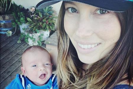 Stolz hat Justin Timberlake ein erstes Foto von Sohnemann Silas und Ehefrau Jessica Biel gepostet
