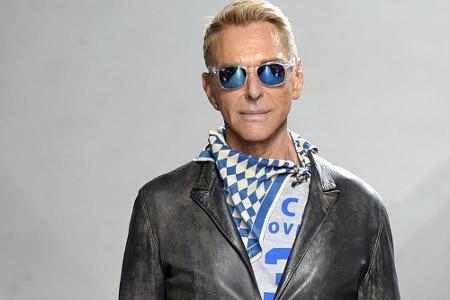 Designer Wolfgang Joop tritt nach seiner Show im Palais de Tokyo in Paris auf