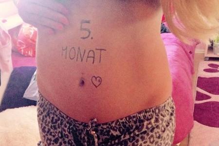 Daniela Katzenberger präsentiert stolz ihr wachsendes Babybäuchlein