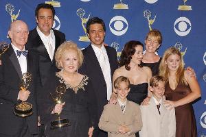 Sawyer Sweeten (vorne links) und sein Zwillingsbruder Sullivan im Kreise des "Alle lieben Raymond"-Casts