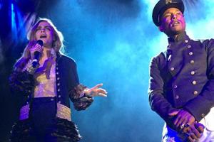 Cara Delevingne und Pharrell Williams performen für Chanel
