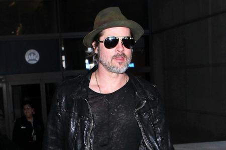 Brad Pitt noch unversehrt am Flughafen in Los Angeles Brad Pitt noch unversehrt am Flughafen in Los Angeles