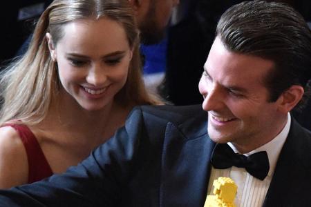 Bradley Cooper und Suki Waterhouse posieren bei den Oscars 2015 für ein Selfie Bradley Cooper und Suki Waterhouse posieren bei den Oscars 2015 für ein Selfie