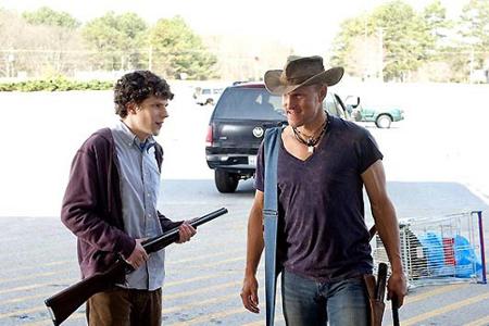 Woody Harrelson (r.) und Jesse Eisenberg auf ihrem Weg durch das 