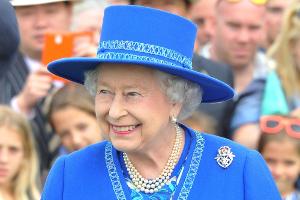 Lady in blue: Die Queen bei einem Polo-Match des Queen's Cup im Sommer 2014