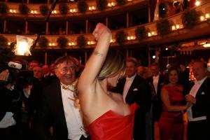 Wiener Opernball: Elisabetta Canalis mit peinlichem Busenblitzer