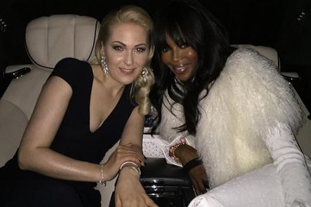 Naomi Campbell (l) und Kathrin Glock auf dem Weg zum Opernball